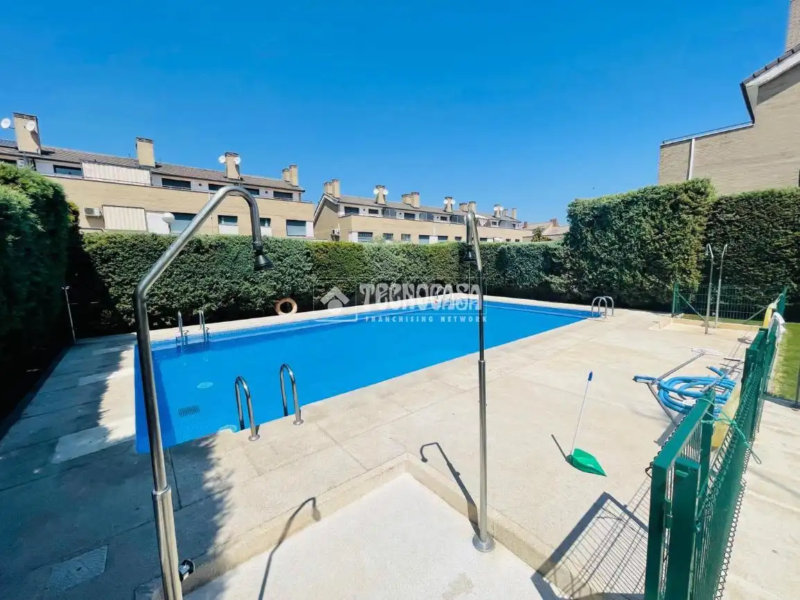 Piscina de Casa adosada en venta en Valdemoro con Aire acondicionado, Jardín privado y Terraza
