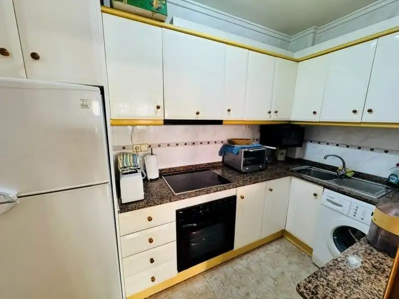 Cuina de Apartament en venda en Torrevieja amb Terrassa, Moblat i Piscina comunitària