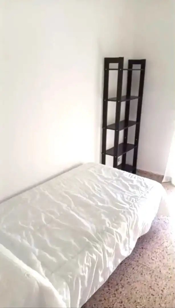 Schlafzimmer von Wohnung zur Miete in Valencia mit Möbliert, Ofen und Waschmaschine
