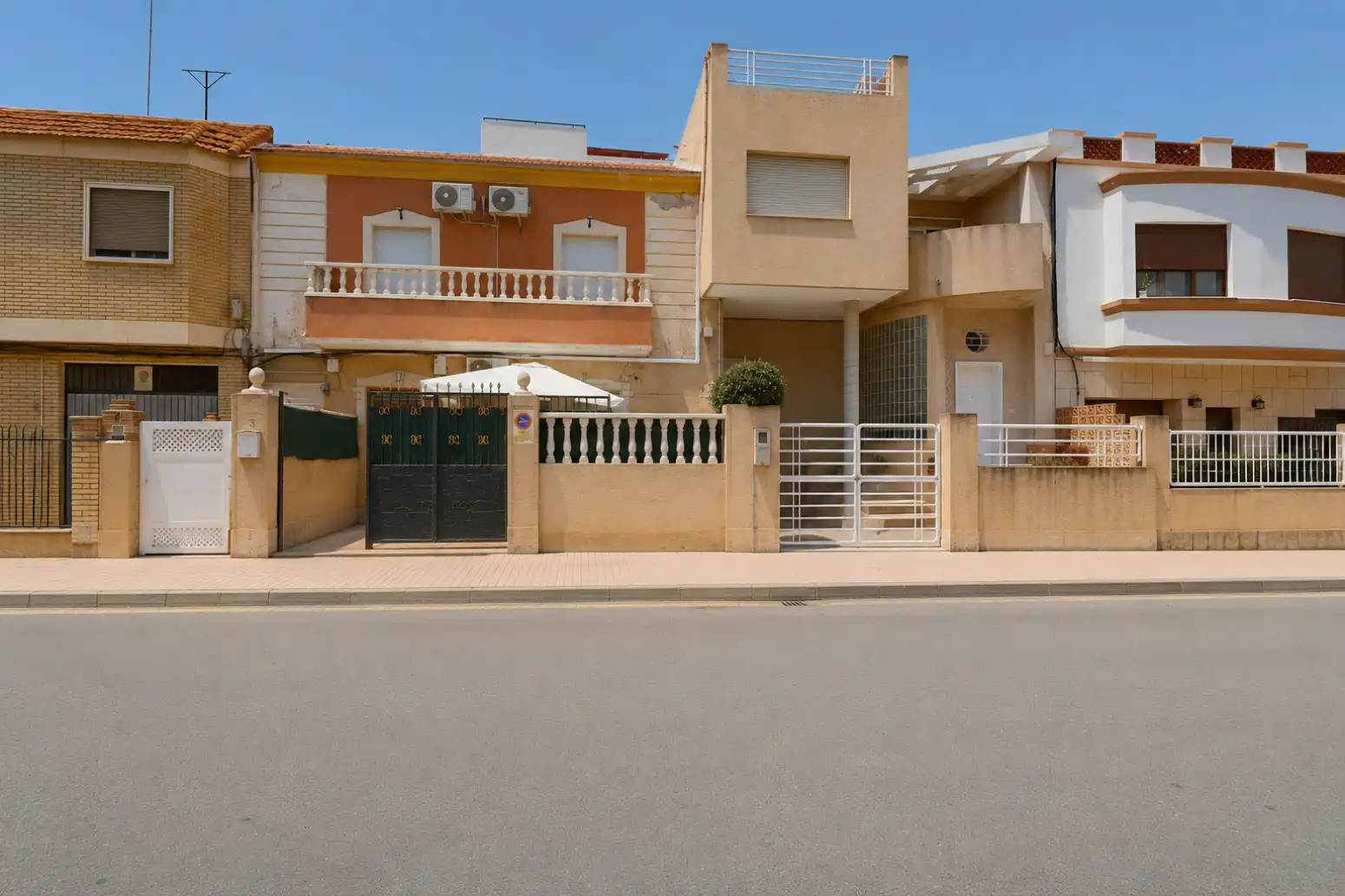 Vista exterior de Casa adosada en venda en Cartagena amb Aire condicionat i Jardí privat