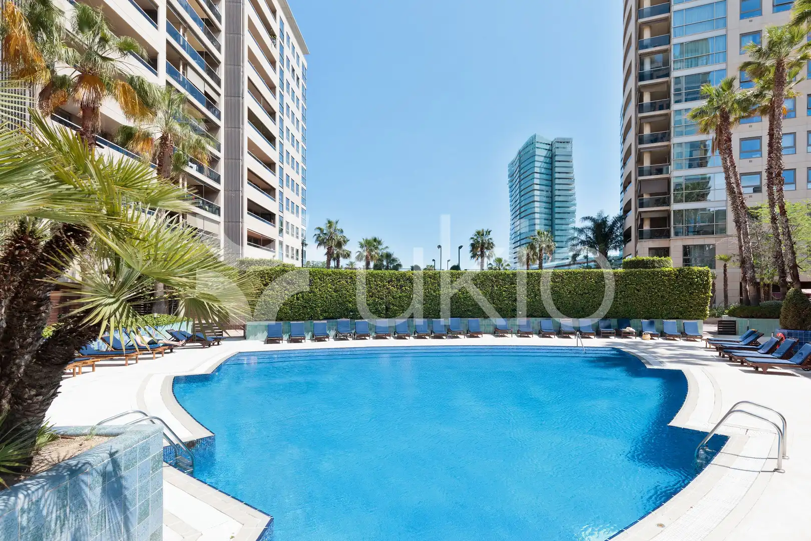 Piscina de Apartament de lloguer en Barcelona amb Aire condicionat, Calefacció i Terrassa