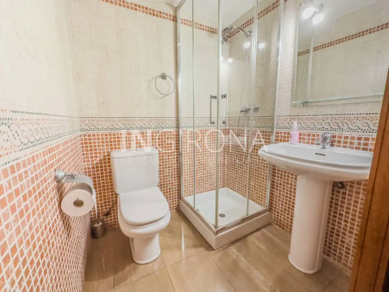 Bany de Pis en venda en Girona amb Calefacció, Parquet i Moblat