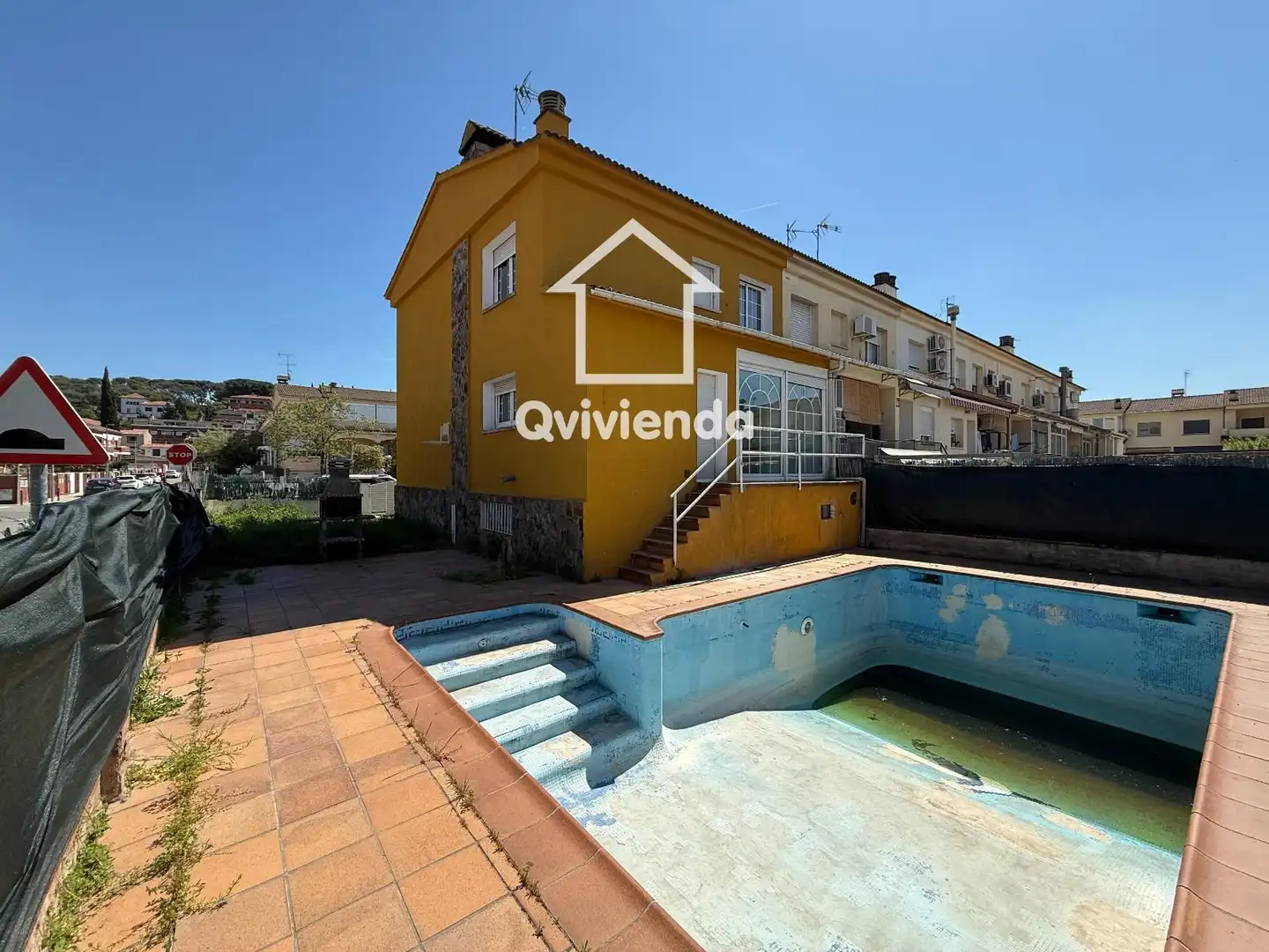 Vista exterior de Casa adosada en venta en Palau-solità i Plegamans con Piscina