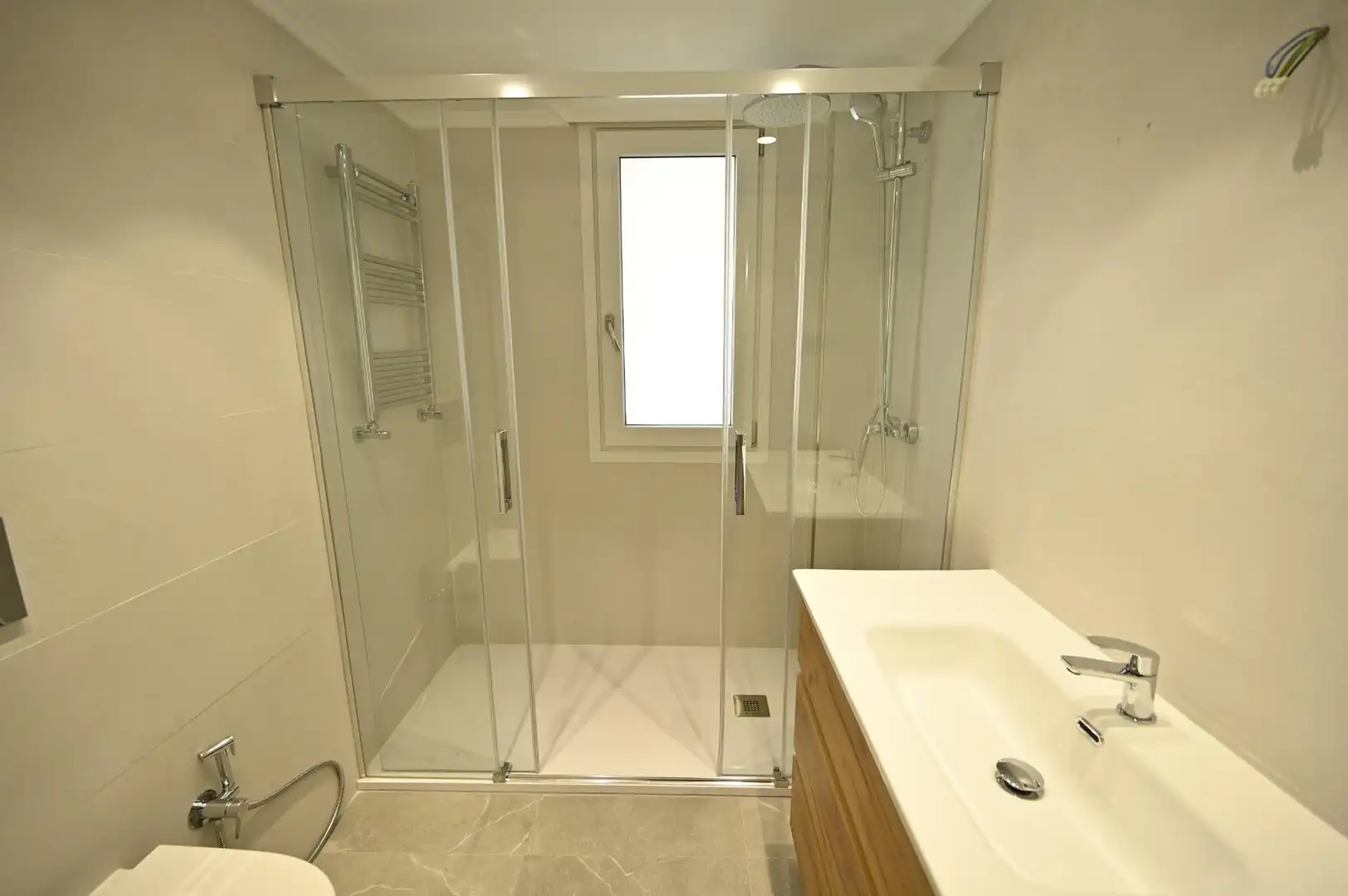 Baño de Casa adosada en venta en Loiu con Aire acondicionado, Calefacción y Jardín privado