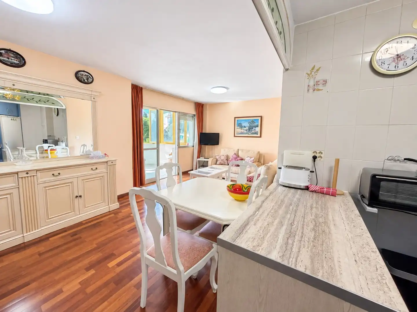 Sala d'estar de Apartament en venda en Torremolinos amb Aire condicionat, Terrassa i Moblat