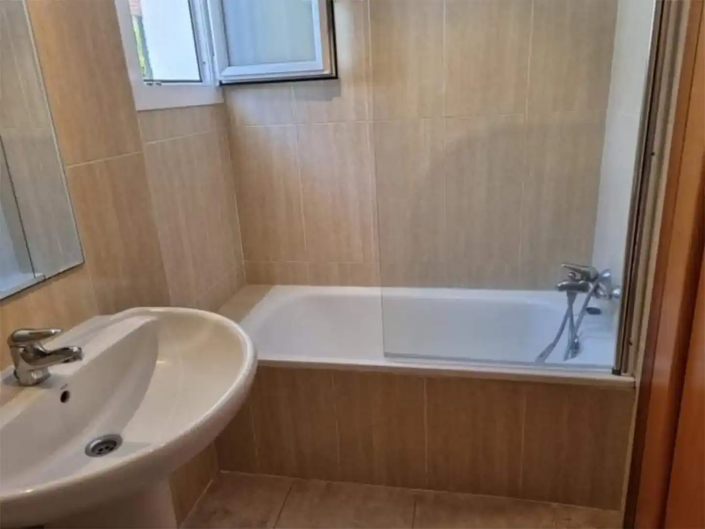 Baño de Piso de alquiler en Manilva con Aire acondicionado y Piscina