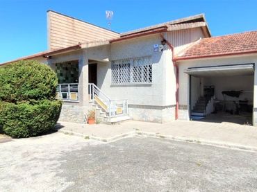 Casa con piscina en venta en Amoeiro