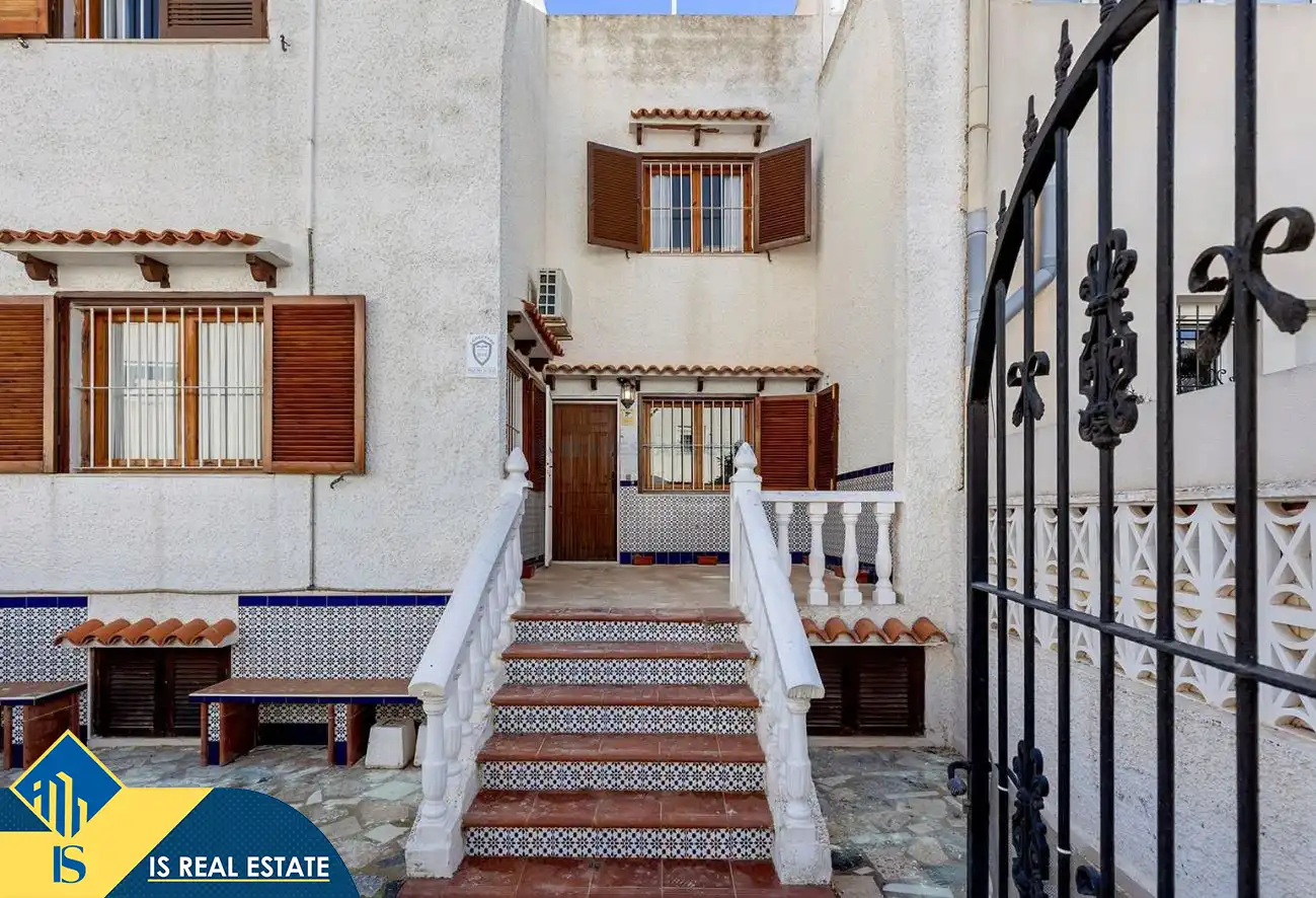 Außenansicht von Einfamilien-Reihenhaus zum Verkauf in Torrevieja mit Klimaanlage, Heizung und Privatgarten