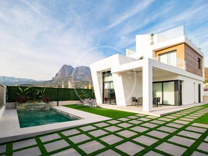 Vista exterior de Casa o xalet en venda en Benidorm amb Aire condicionat, Terrassa i Piscina