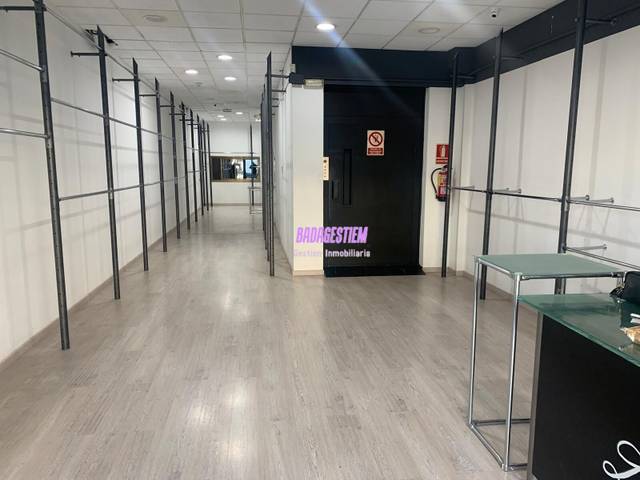 Local comercial en Alquiler en Montigalà