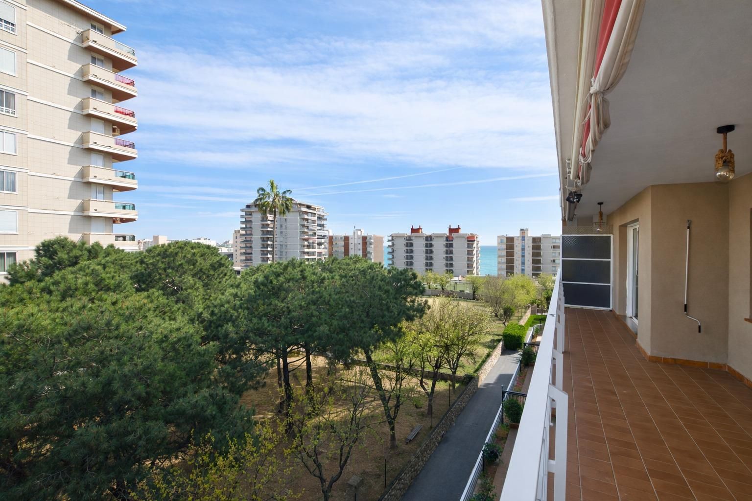 Vista exterior de Pis en venda en Vilassar de Mar amb Parquet, Terrassa i Piscina comunitària