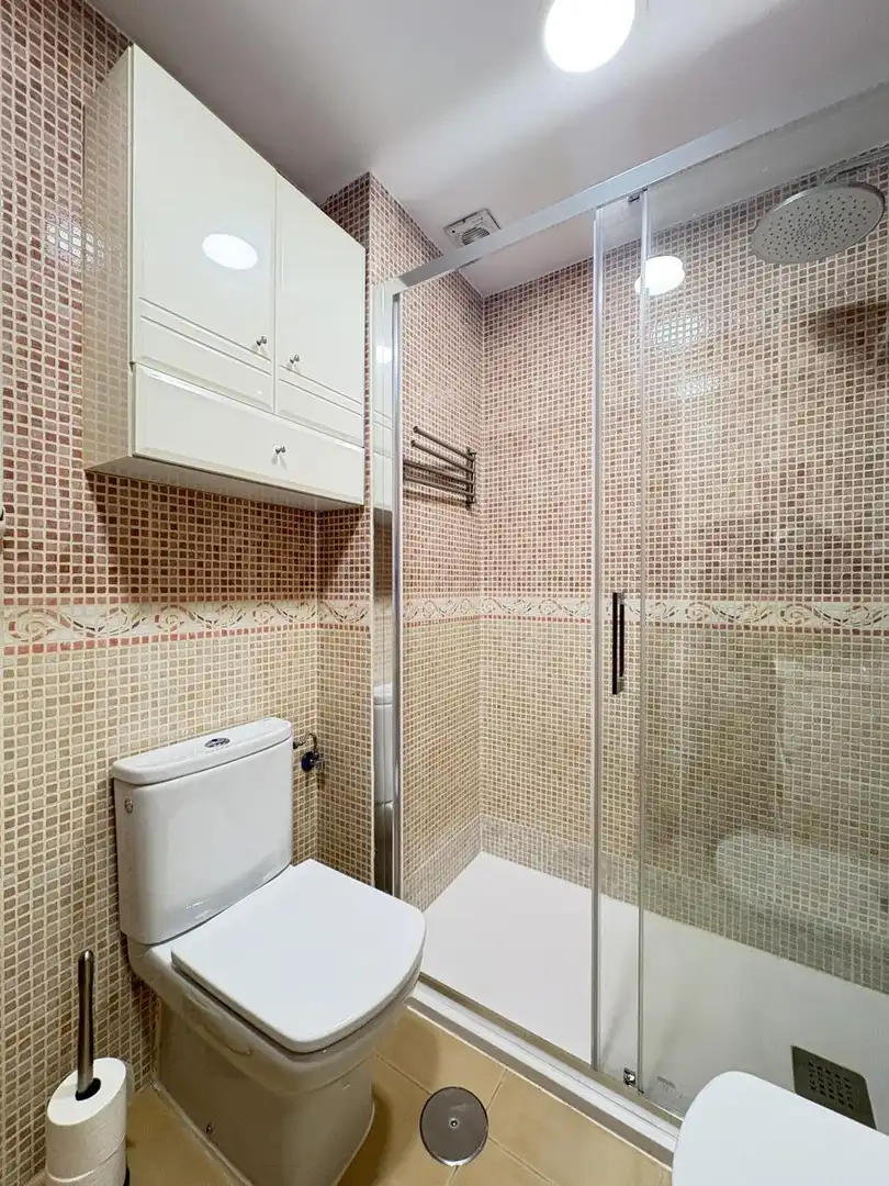 Badezimmer von Wohnung zur Miete in Madrid mit Klimaanlage, Heizung und Parkett