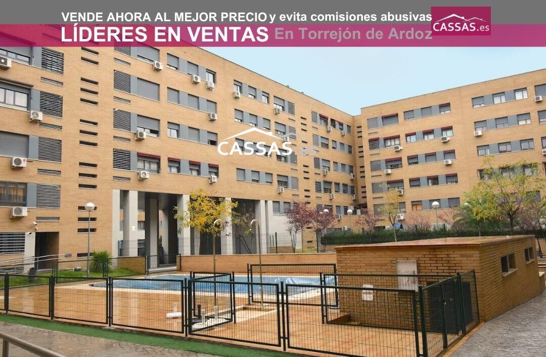 Exterior view of Flat for sale in Torrejón de Ardoz  with Heating and Community pool
