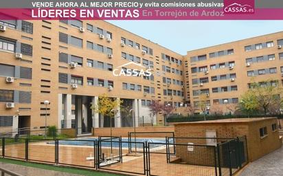 Exterior view of Flat for sale in Torrejón de Ardoz  with Heating and Community pool
