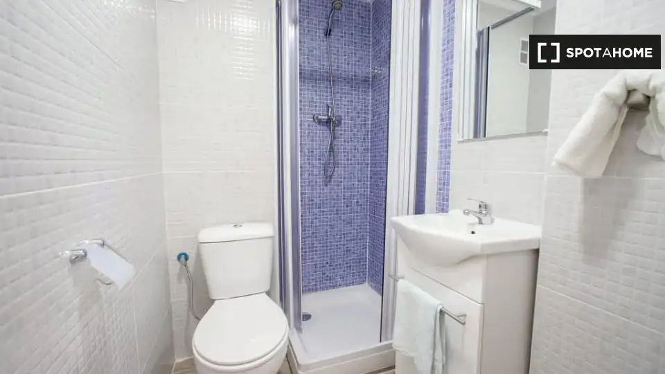 Baño de Piso de alquiler en Valencia con Aire acondicionado, Calefacción y Amueblado