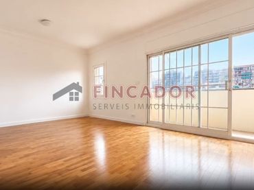 Wohnung mit Balkon zum Verkauf in Carrer de Girona