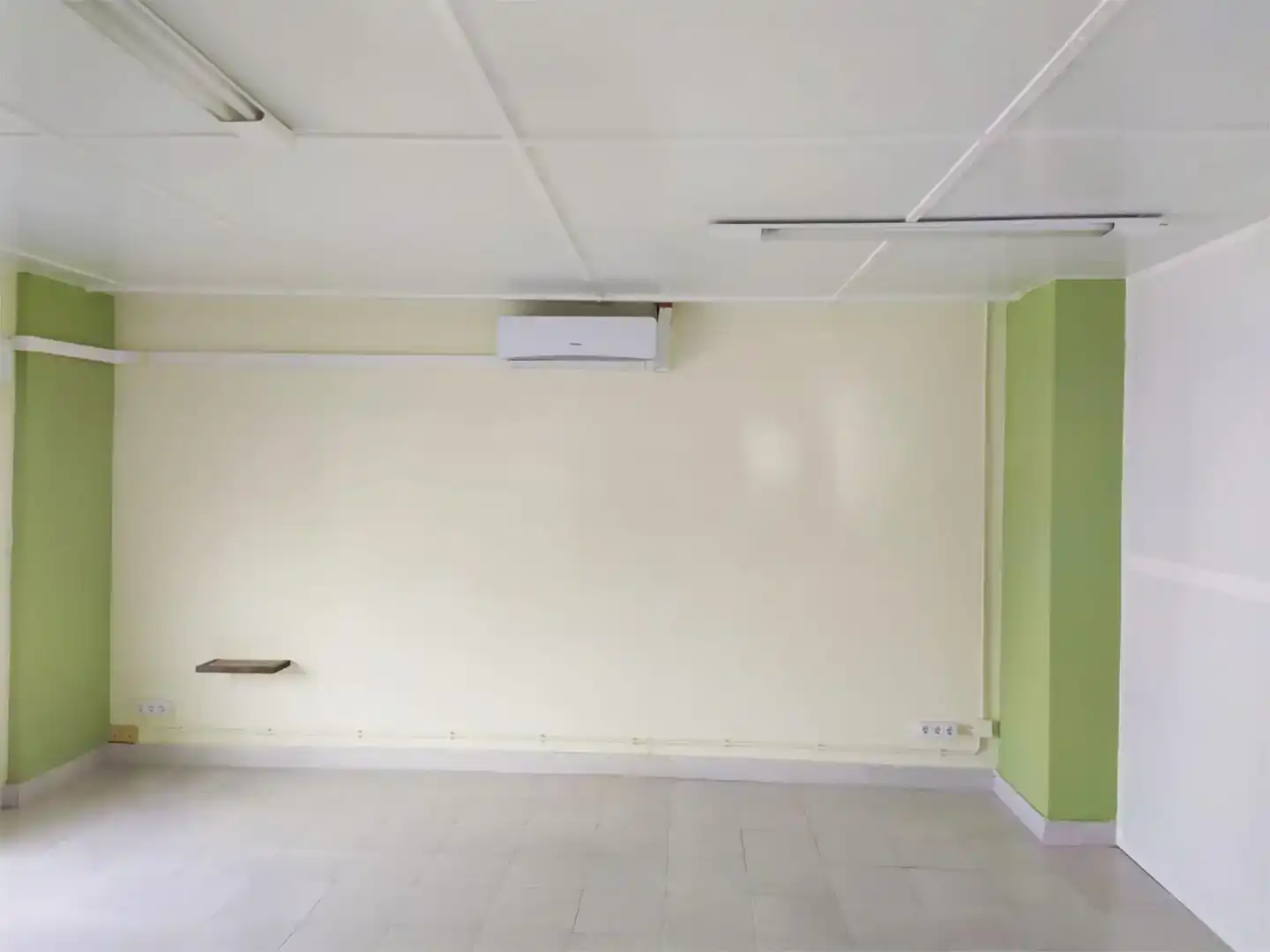 Fabrikhallen zur Miete in Llers