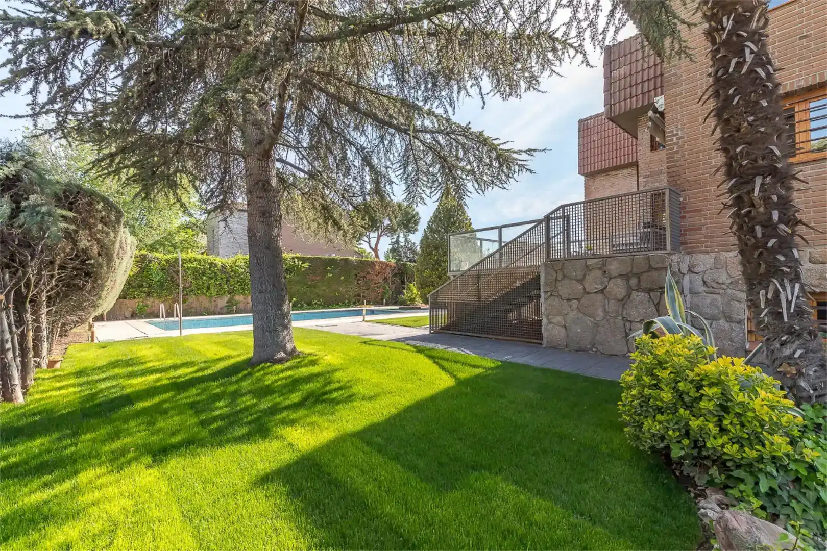 Swimming pool of Houses for sale in Boadilla del Monte  with Air Conditioner, Swimming Pool and Balcony