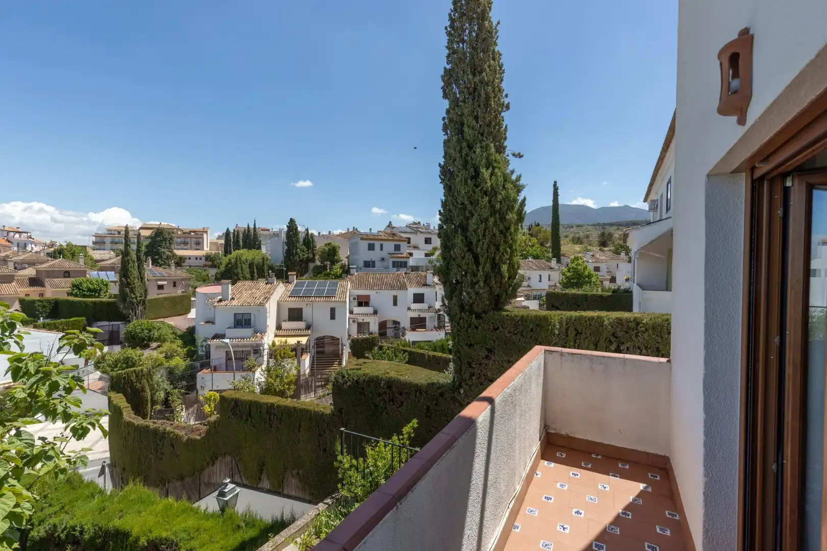 Vista exterior de Casa o xalet en venda en La Zubia amb Aire condicionat, Calefacció i Piscina comunitària