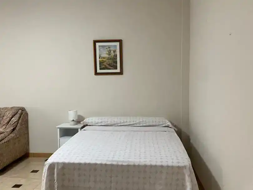Schlafzimmer von Erdgeschoss zur Miete in Herencia mit Möbliert und Balkon
