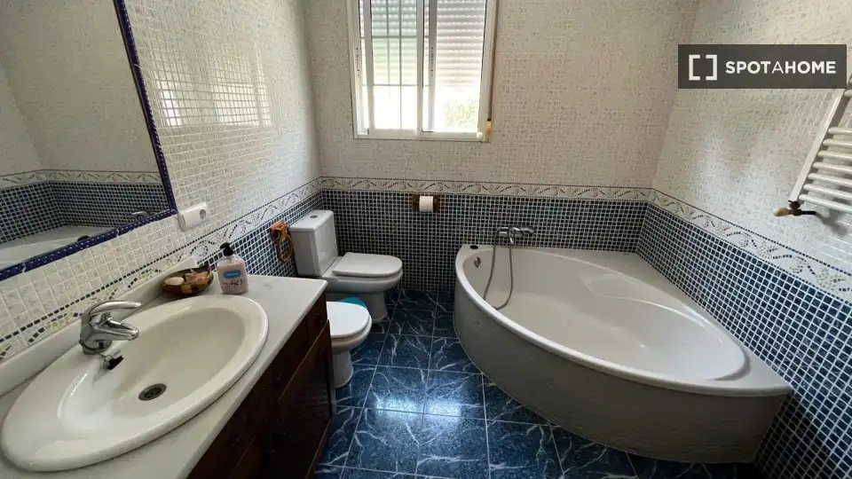 Baño de Piso de alquiler en La Pobla de Vallbona con Aire acondicionado, Calefacción y Amueblado