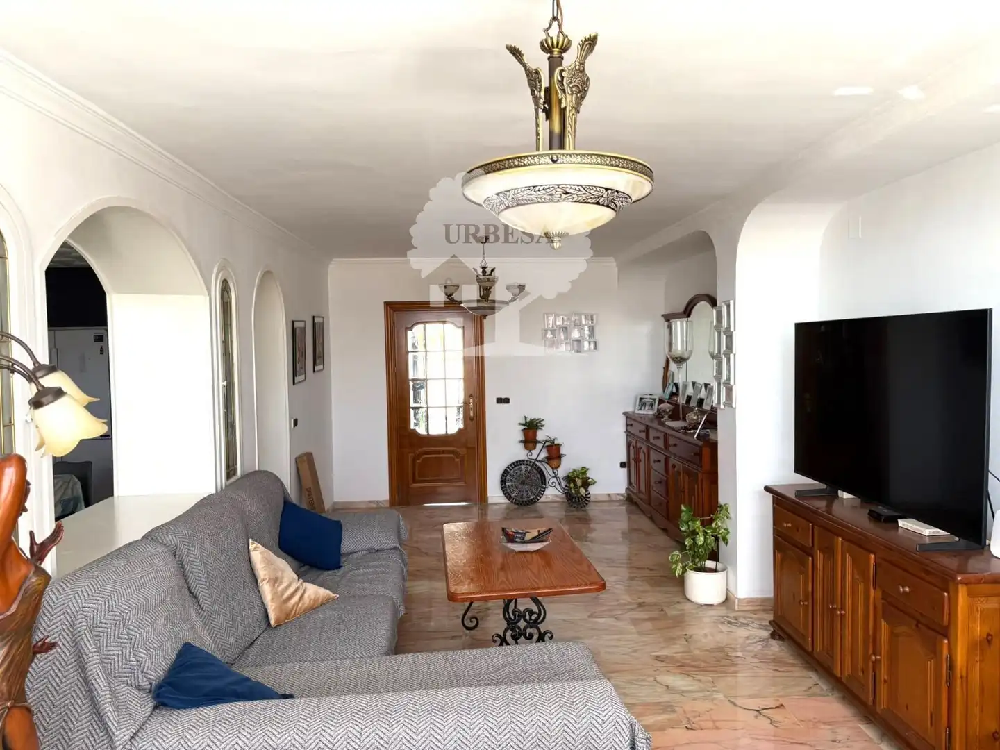 Wohnzimmer von Einfamilien-Reihenhaus zum Verkauf in Motril mit Klimaanlage, Heizung und Schwimmbad