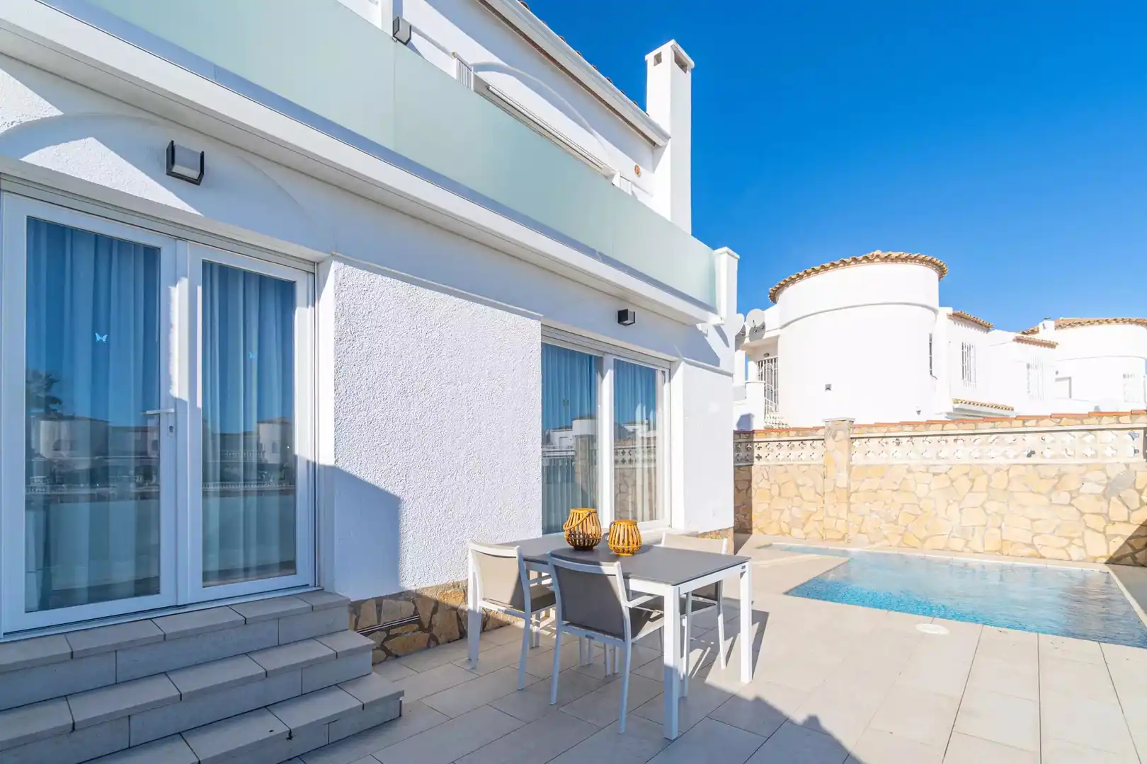 Vista exterior de Casa o xalet en venda en Empuriabrava amb Aire condicionat, Terrassa i Piscina