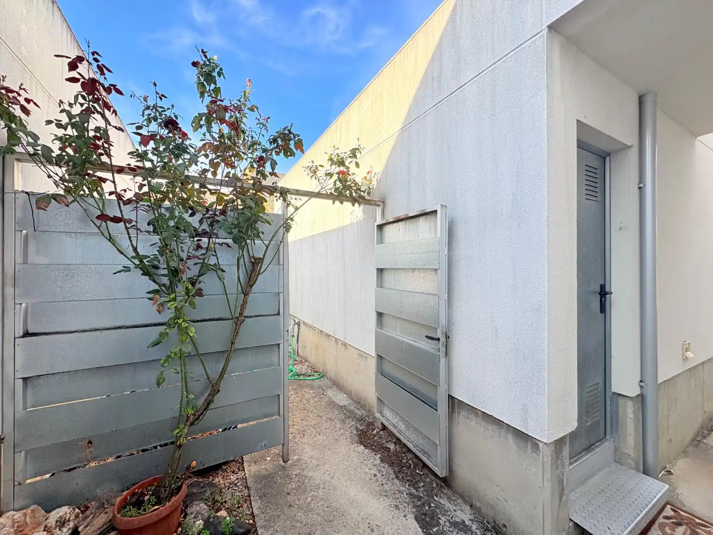 Vista exterior de Casa adosada en venda en Arganza amb Jardí privat