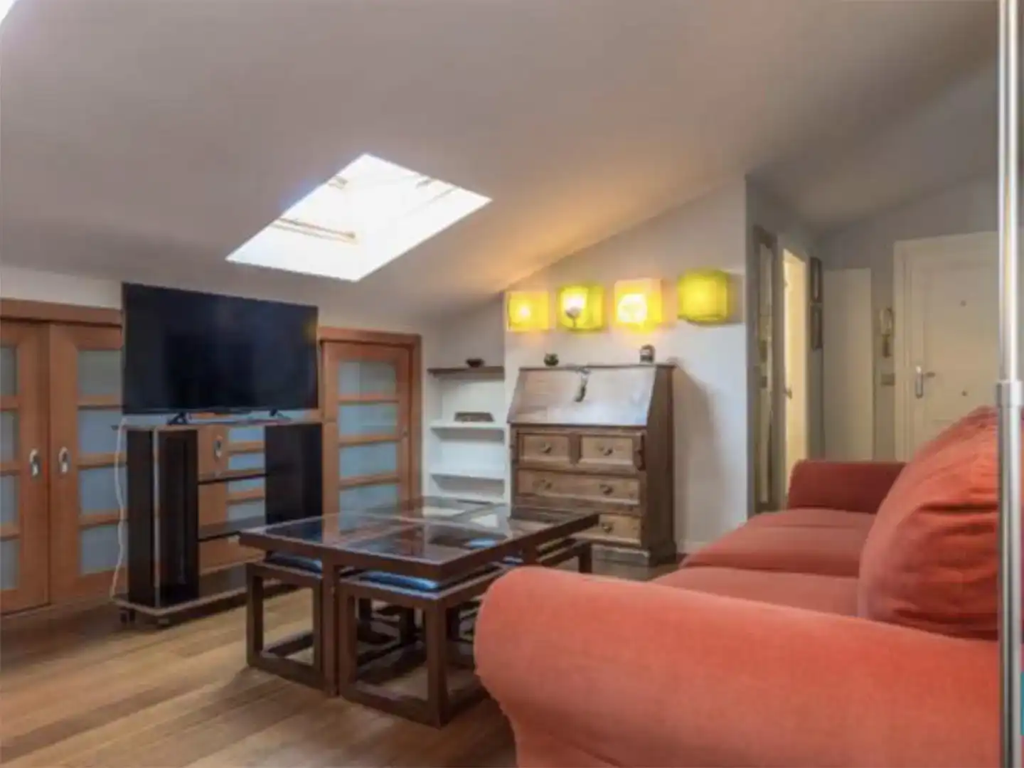 Sala d'estar de Apartament de lloguer en Madrid amb Aire condicionat, Parquet i Moblat