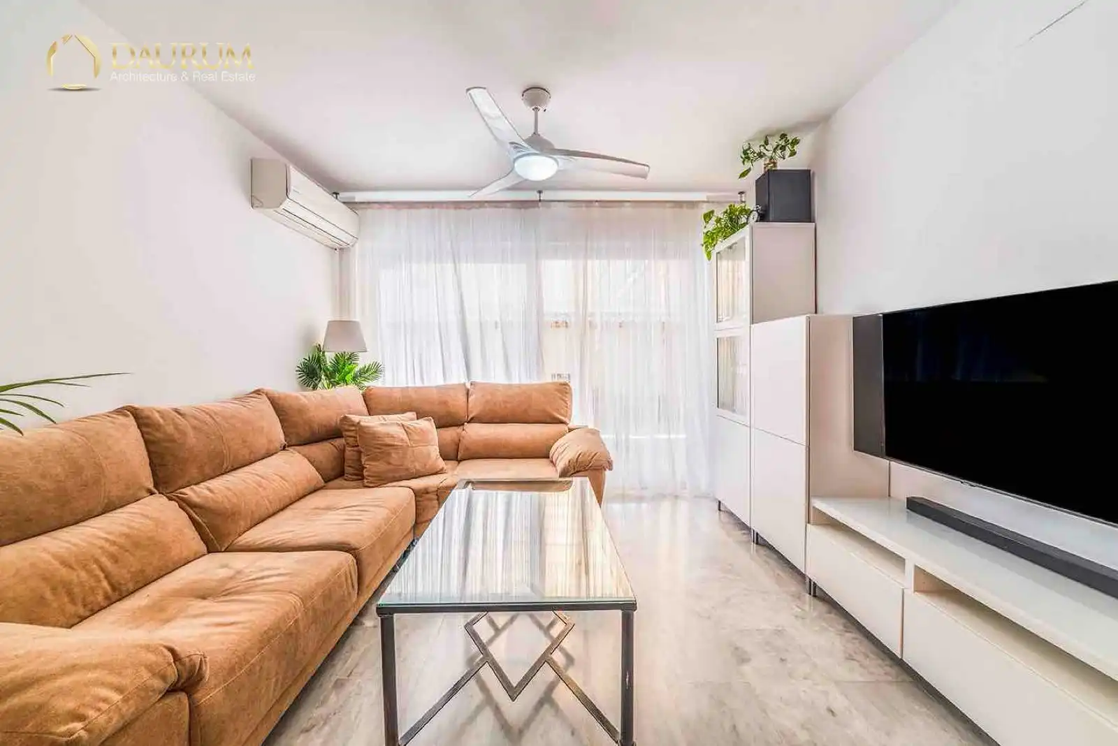 Sala de estar de Casa adosada en venta en Bormujos con Aire acondicionado, Calefacción y Terraza