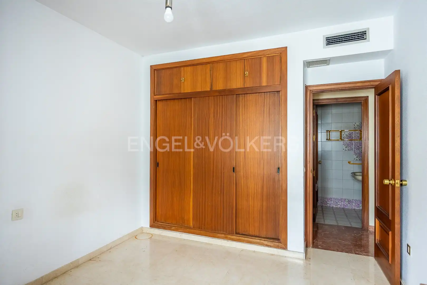 Flat for sale in Sevilla  with Air Conditioner and Heating