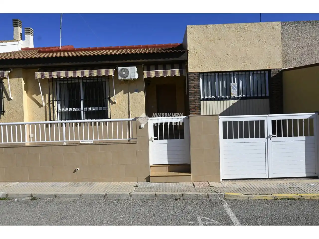 Außenansicht von Einfamilien-Reihenhaus zum Verkauf in Cartagena mit Klimaanlage, Privatgarten und Terrasse
