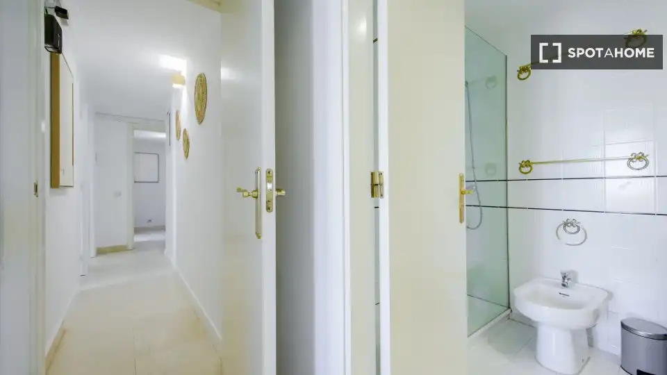 Flat for rent in Madrid  with Air Conditioner, Heating and Furnished