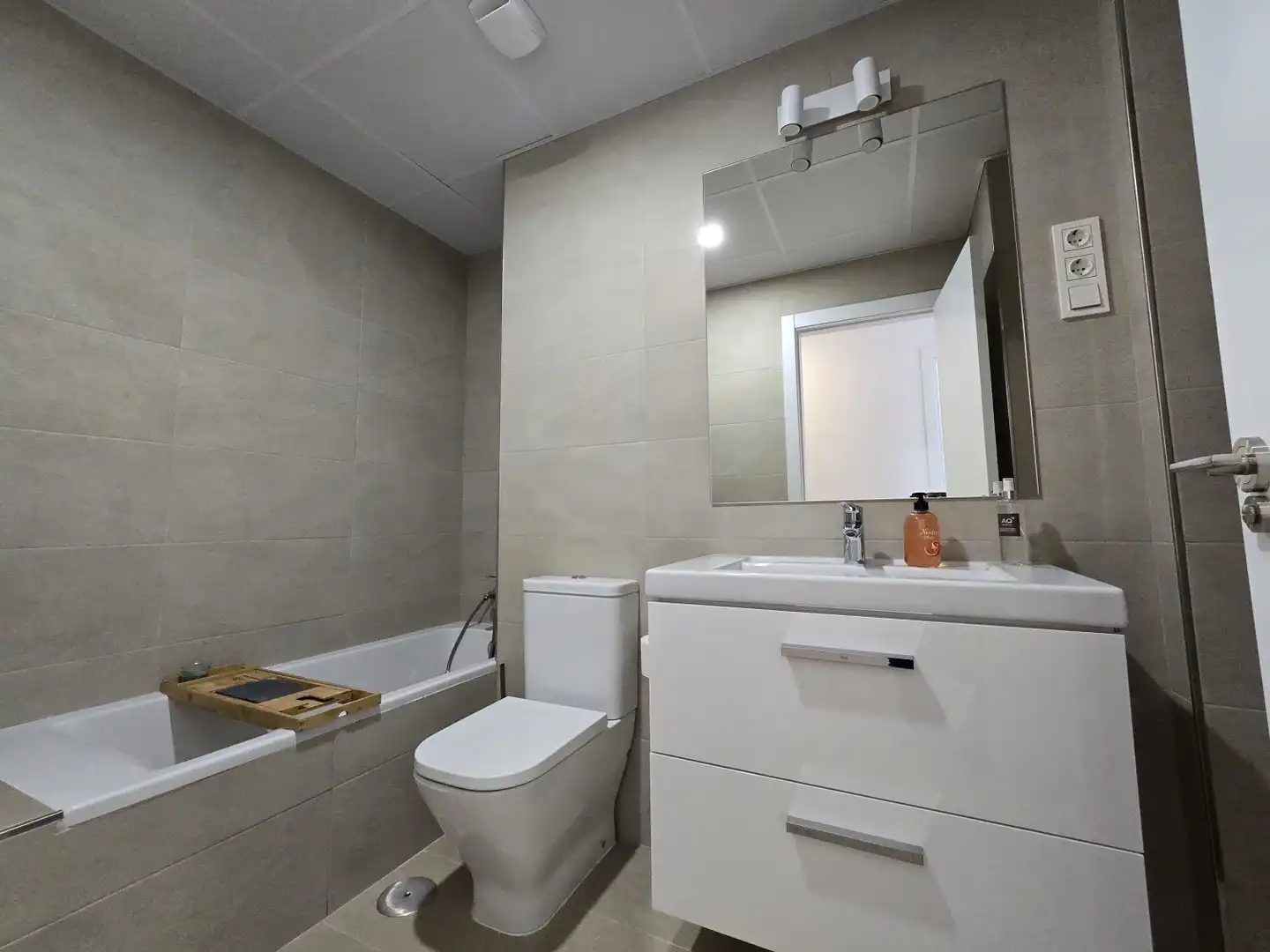 Badezimmer von Wohnung zur Miete in Málaga mit Klimaanlage, Heizung und Terrasse
