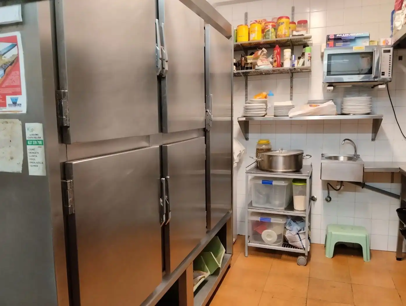 Cuina de Local en venda en Girona amb Aire condicionat, Calefacció i Moblat