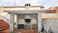 Vista exterior de Casa o xalet en venda en Vilanova i la Geltrú amb Aire condicionat i Terrassa