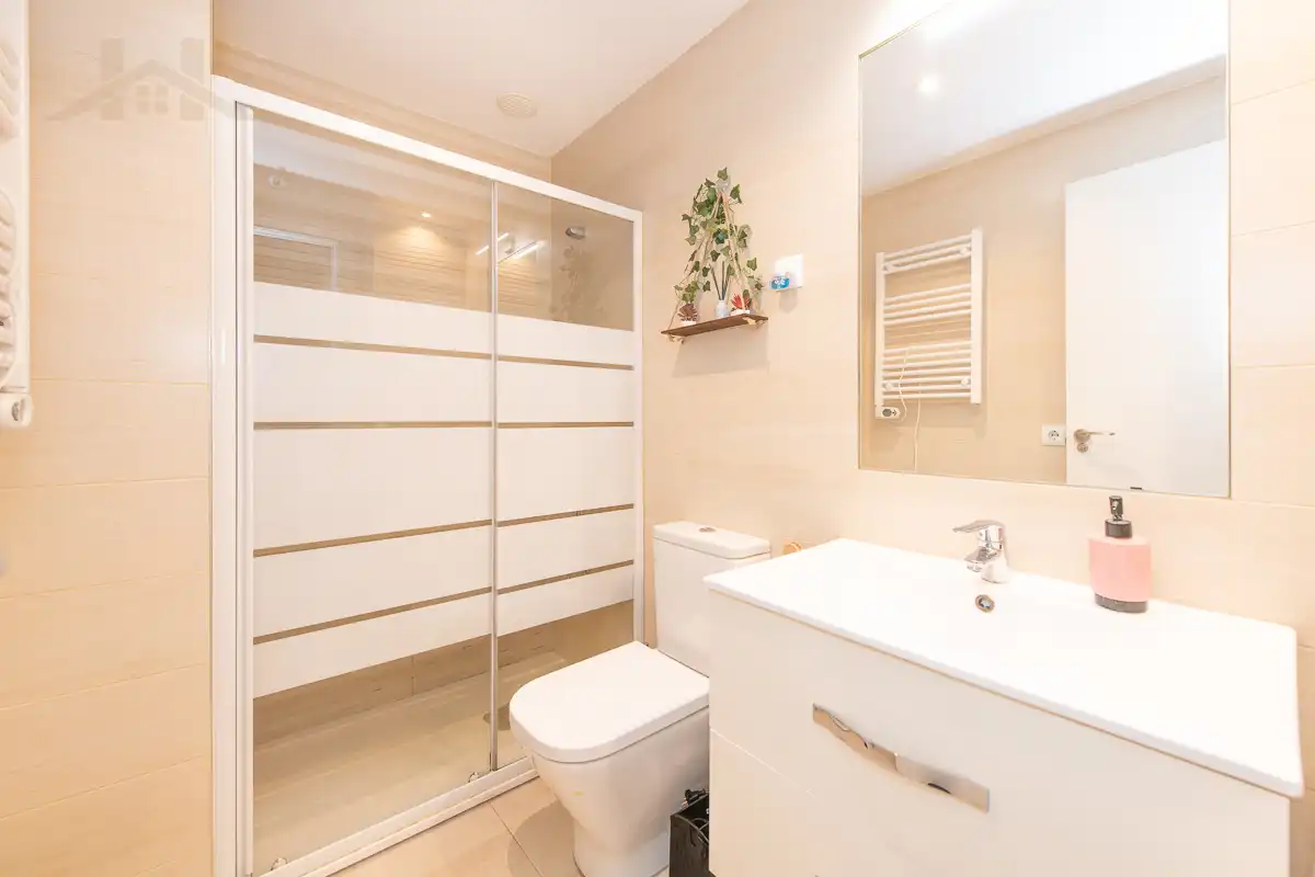 Bathroom of Flat for sale in Pinto  with Air Conditioner and Heating