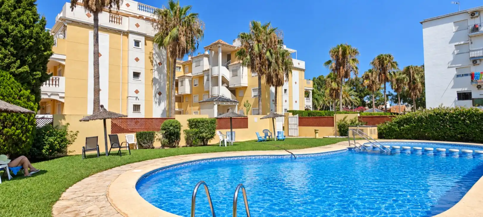 Apartament amb piscina en venda a Las Marinas / Les Marines