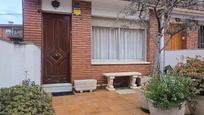Vista exterior de Casa o xalet en venda en Santa Perpètua de Mogoda amb Calefacció, Jardí privat i Terrassa