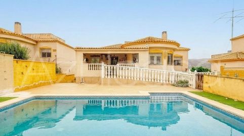 Estupendo Chalet en venta de 3 dormitorios, 2 baños y parcela de 500m2 en Castalla