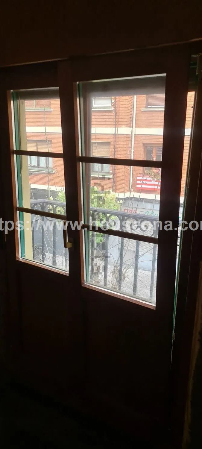 Vista exterior de Pis en venda en Bilbao  amb Balcó