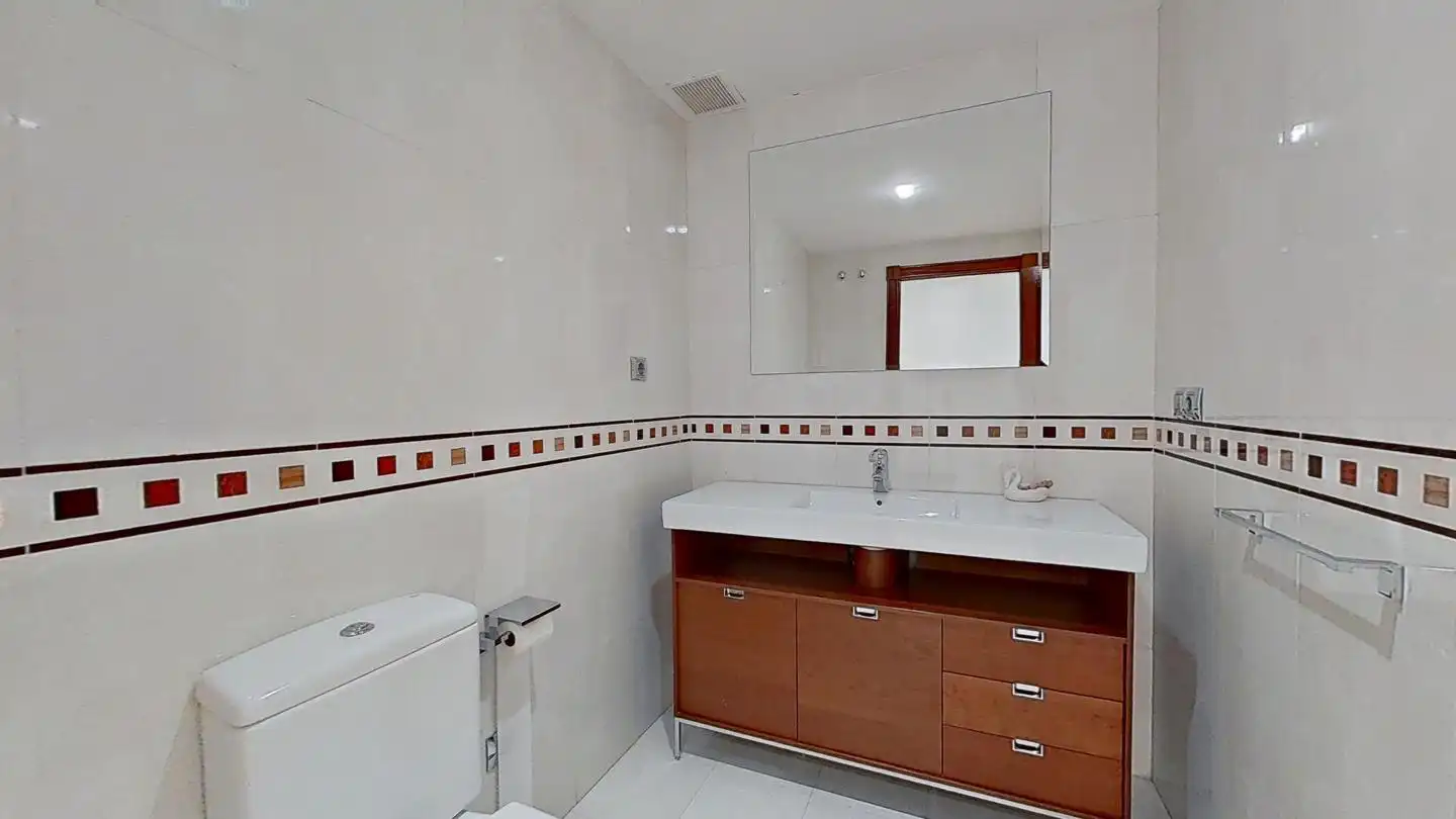 Badezimmer von Wohnung zur untervermieten in Oviedo  mit Heizung, Parkett und Möbliert