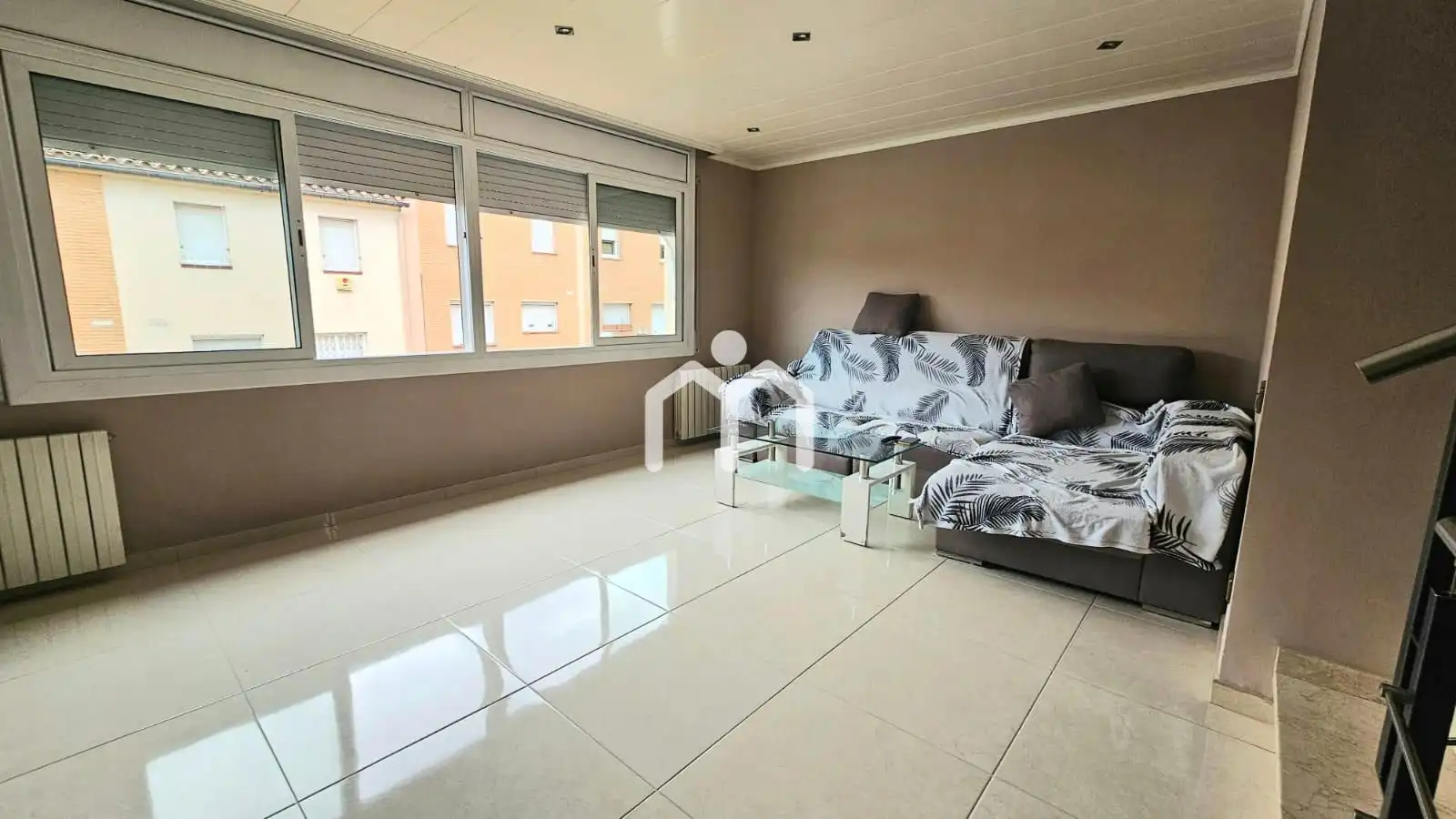 Sala d'estar de Casa adosada en venda en Badalona amb Calefacció, Terrassa i Traster