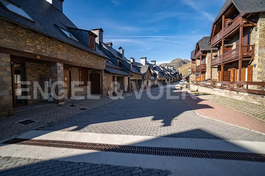 Vista exterior de Casa adosada en venda en Naut Aran amb Calefacció, Moblat i Forn