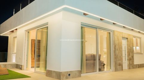 HERMOSA VILLA CON 5 DORMITORIOS Y FANTÁSTICAS VISTAS AL CAMPO DE GOLF LA MARQUESA! Sueña con una villa espaciosa y lista para entr