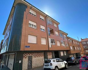 Vista exterior de Apartament en venda en León Capital  amb Calefacció, Terrassa i Traster