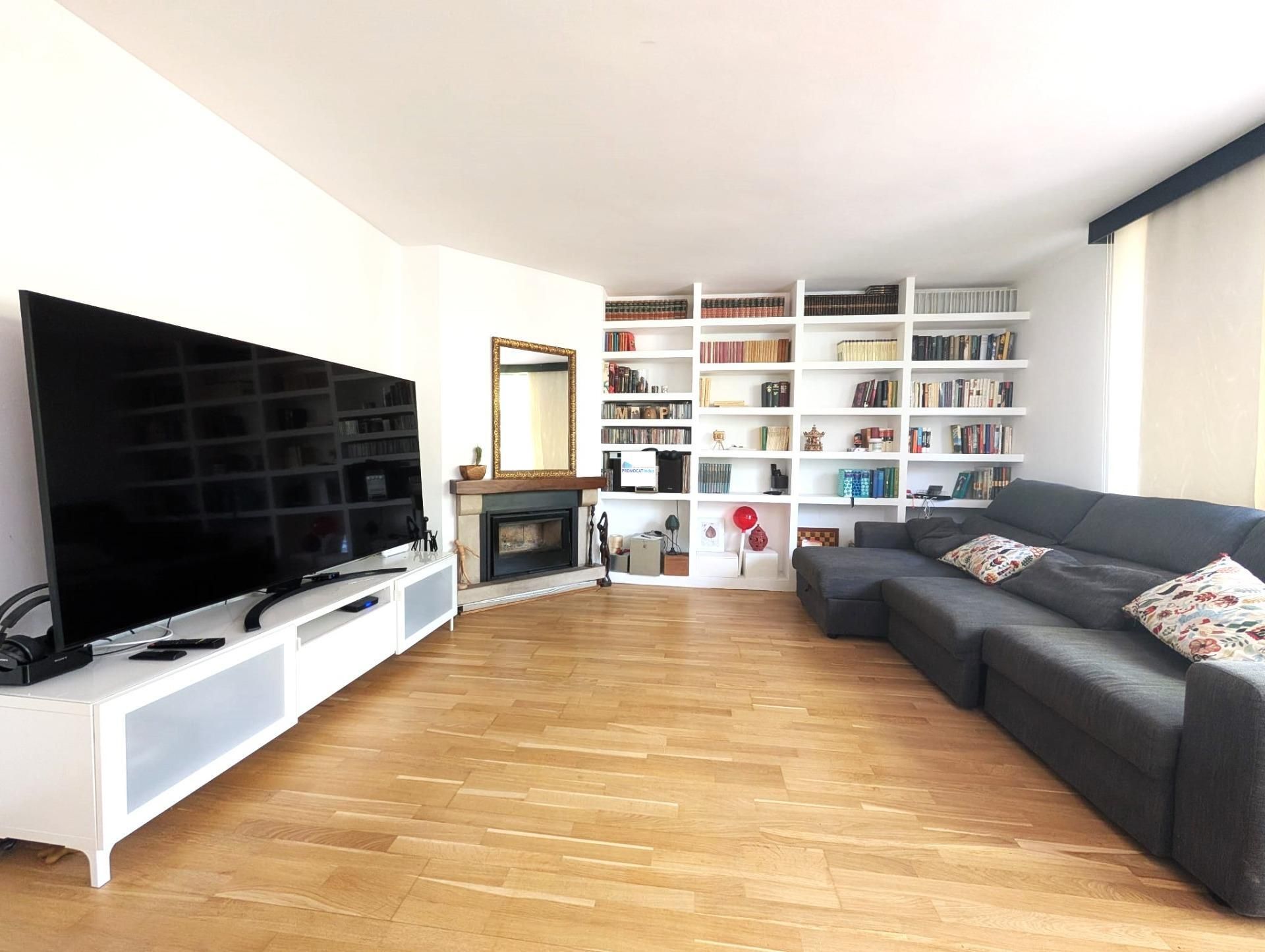 Sala d'estar de Casa o xalet en venda en Molins de Rei amb Aire condicionat, Calefacció i Parquet