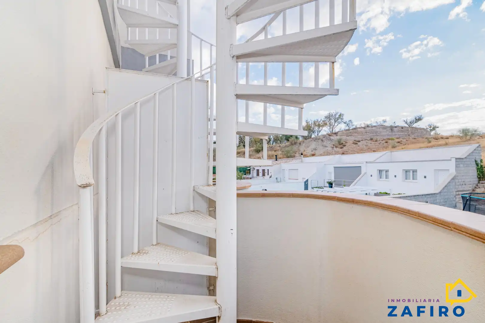 Casa aparellada amb terrassa en venda a Jun, imagen 22