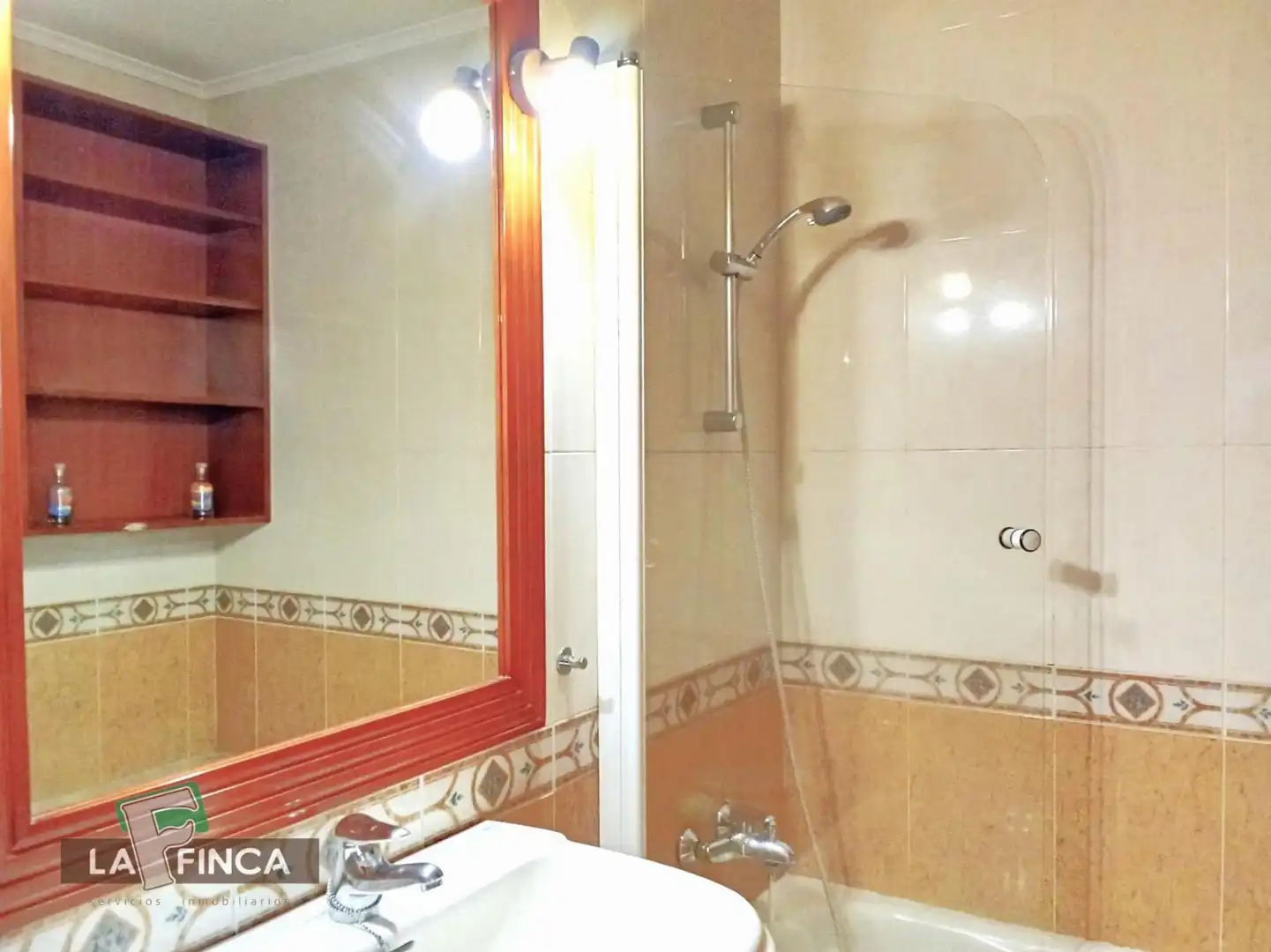 Baño de Apartamento en venta en Gijón  con Calefacción, Parquet y Trastero