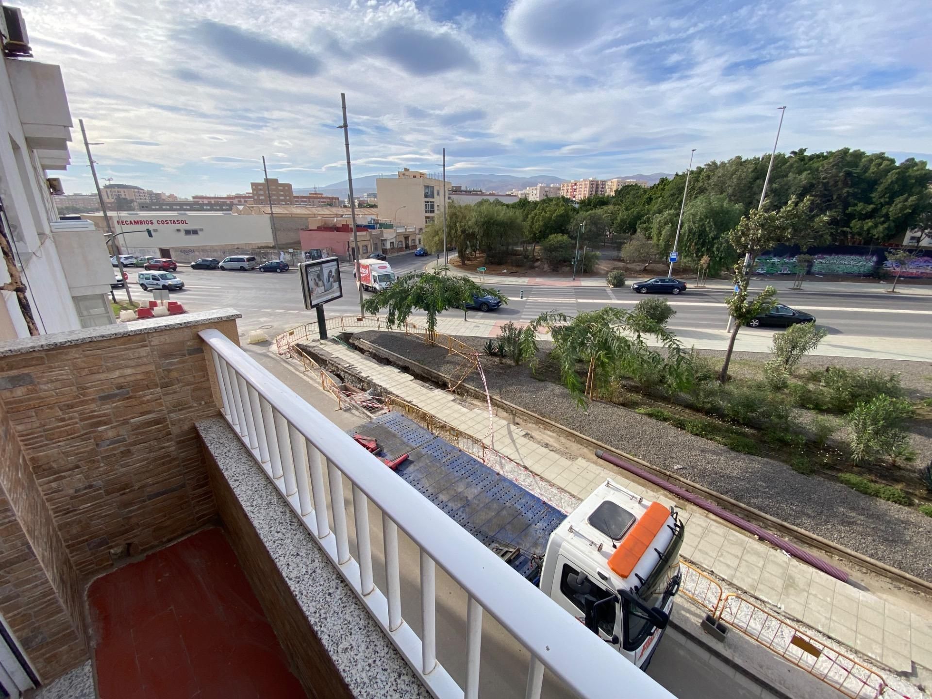 Vista exterior de Piso en venta en  Almería Capital con Aire acondicionado y Terraza